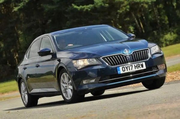 Дизеловата Skoda Superb от трето поколение е по-евтина за ремонт от предишния модел. Основните проблеми за собствениците са електрическите системи на двигателя и извън него, има и оплаквания относно климатика, спирачките и окачването.
Рейтинг на надеждност: 87,7%